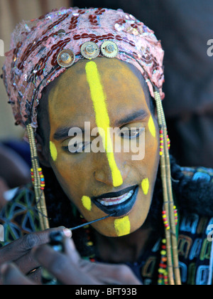 Woodabe preparandosi per il gerewol / yaake cerimonia. Foto Stock