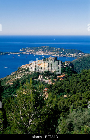 Vista aerea del villaggio costiero di Eze e il Cap Ferrat Foto Stock