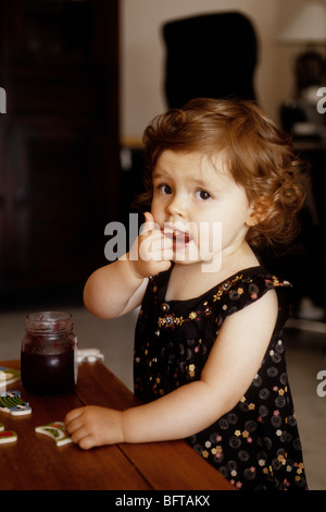 Faustine 16 mesi mangiare marmellata Foto Stock