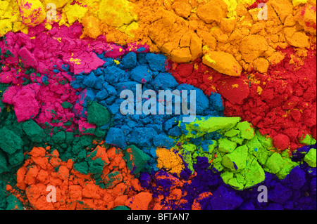 Colorato in polvere utilizzato nella fabbricazione di Rangoli. India Foto Stock