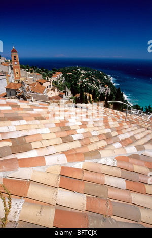 Vista superiore al di sopra della costiera il villaggio medievale di Roquebrune e il Cap Martin Foto Stock