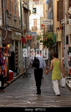 Vivace strada nella città vecchia di Antibes Foto Stock