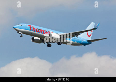 Un Boeing B737 serie 800 britannico della compagnia aerea vacanze TUI/ Thomson su approccio finale Foto Stock