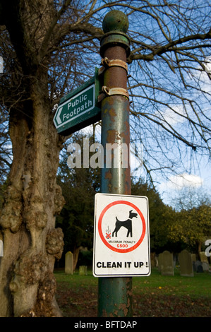 Un avviso sulla salute e sulla sicurezza, nessuna incrostazione del cane strada segno in Little Missenden, Buckinghamshire REGNO UNITO Foto Stock