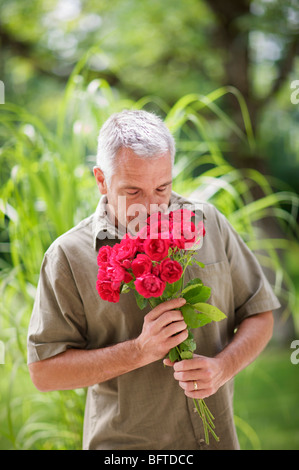 Outdoor ritratto di un uomo e di rose Foto Stock