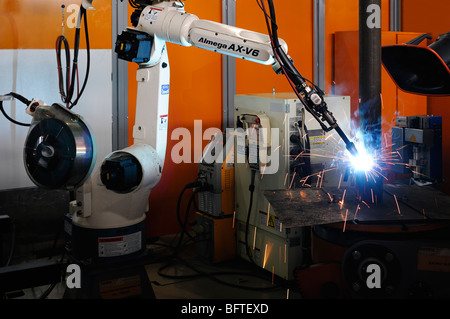 Braccio di robot di saldatura in un impianto di ingegneria Foto Stock