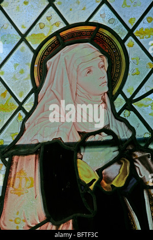 Dettaglio di una vetrata raffigurante Santa Maria Vergine, da Charles Eamer Kempe, Stratford Tony, Wiltshire Foto Stock
