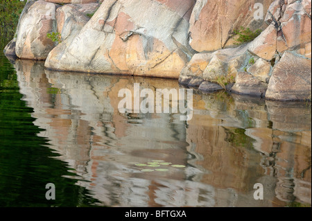 Roccia di granito si riflette nel lago George, Killarney Provincial Park, Ontario, Canada Foto Stock