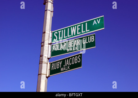 Indicazioni stradali su Coney Island boardwalk, Brooklyn, NY Foto Stock