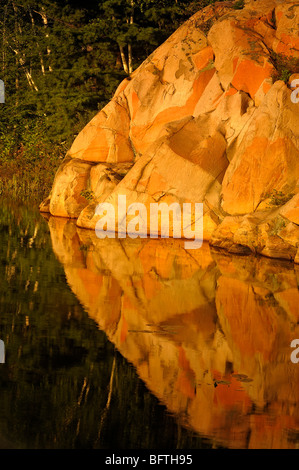 Roccia di granito si riflette nel lago George, Killarney Provincial Park, Ontario, Canada Foto Stock