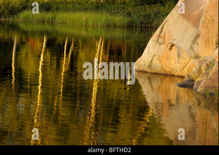 Roccia di granito si riflette nel lago George, Killarney Provincial Park, Ontario, Canada Foto Stock