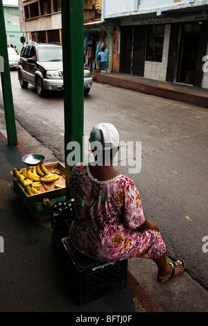 Nero donna la vendita delle banane da in strada, St Johns, Antigua Foto Stock