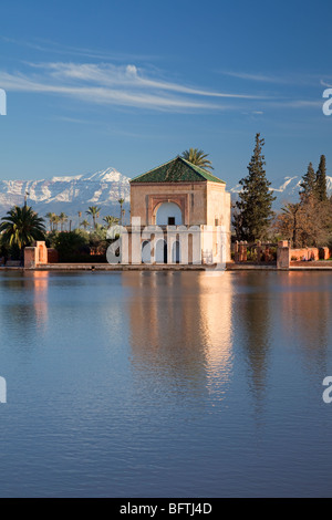 Il Padiglione della Menara con le lontane montagne dell'Atlante, Marrakech, Marocco Foto Stock