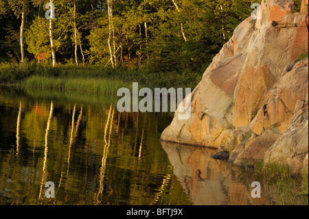 Roccia di granito si riflette nel lago George, Killarney Provincial Park, Ontario, Canada Foto Stock