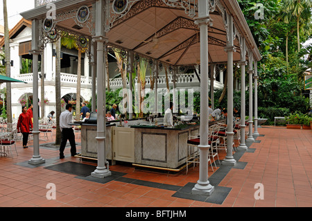 Interni del Raffles Hotel con terrazza all'aperto, chiosco giardino o Courtyard Bar, Singapore Foto Stock