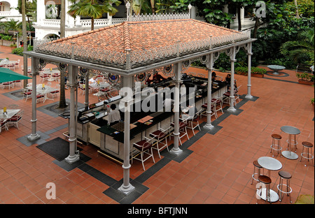 Il Raffles Hotel, terrazza esterna o Bar nel cortile, Singapore Foto Stock