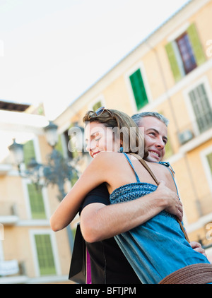 Giovane che abbraccia ogni altro Foto Stock