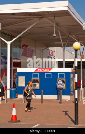 A 24 hr bancomat al di fuori il supermercato Tesco supermercato a Beccles,Suffolk, Regno Unito Foto Stock