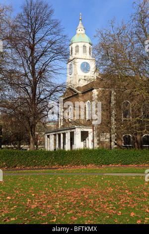 Vista autunnale della Chiesa della Santissima Trinità, Clapham Common Nord, Clapham, London, Regno Unito Foto Stock