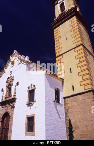 Plaza Padre Manuel. Estapona. Spagna. Bella, la chiesa e la piazza di città vecchia di Estapona. Vecchia architettura spagnola. Il turismo Foto Stock