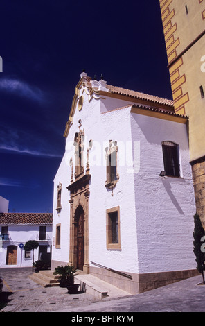 Plaza Padre Manuel. Estapona. Spagna. Bella, la chiesa e la piazza di città vecchia di Estapona. Vecchia architettura spagnola. Il turismo Foto Stock