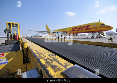 Israele, Ben-Gurion Aeroporto internazionale DHL giallo piano di carico Foto Stock