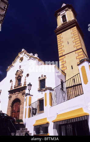 Plaza Padre Manuel. Estapona. Spagna. Bella, la chiesa e la piazza di città vecchia di Estapona. Vecchia architettura spagnola. Il turismo Foto Stock