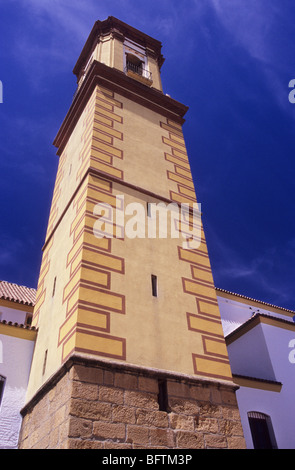 Plaza Padre Manuel. Estapona. Spagna. Bella, la chiesa e la piazza di città vecchia di Estapona. Vecchia architettura spagnola. Il turismo Foto Stock