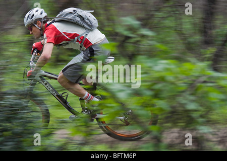 Professional mountain biker Ross Schnell in sella alla sua Trek mountain bike per Oakley in Whiting Ranch, Orange County, California Foto Stock