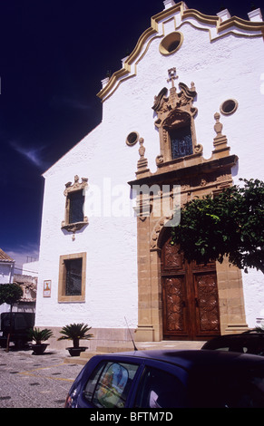 Plaza Padre Manuel. Estapona. Spagna. Bella, la chiesa e la piazza di città vecchia di Estapona. Vecchia architettura spagnola. Il turismo Foto Stock