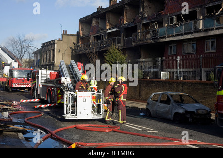 I vigili del fuoco in seguito a un interno-city break fuoco nel sud di Londra. Foto Stock