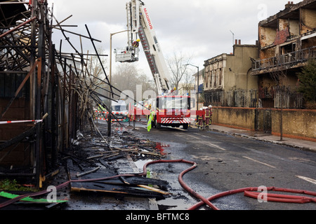 I vigili del fuoco in seguito a un interno-city break fuoco nel sud di Londra. Foto Stock