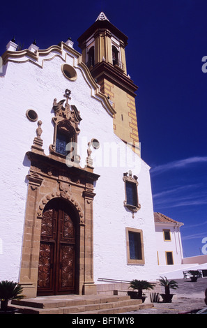 Plaza Padre Manuel. Estapona. Spagna. Bella, la chiesa e la piazza di città vecchia di Estapona. Vecchia architettura spagnola. Il turismo Foto Stock