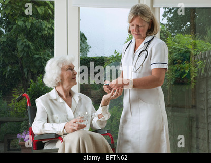 Infermiere medicina di erogazione per donna Foto Stock