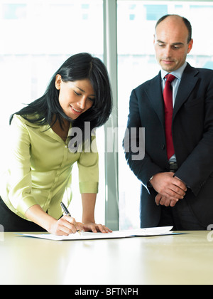 Business donna firma un contratto Foto Stock