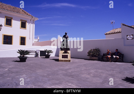 Plaza Padre Manuel. Estapona. Spagna. Bella, la chiesa e la piazza di città vecchia di Estapona. Vecchia architettura spagnola. Il turismo Foto Stock