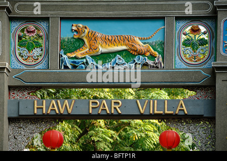 Dipinto di cancello di ingresso o porta alla Haw Par Villa o Tiger Balm giardini cinesi il Parco a Tema di Singapore Foto Stock