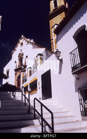 Plaza Padre Manuel. Estapona. Spagna. Bella, la chiesa e la piazza di città vecchia di Estapona. Vecchia architettura spagnola. Il turismo Foto Stock