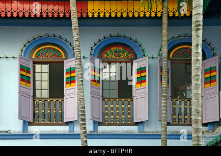 Multi-colorato o multicolore finestre verniciate e persiane, Tan Teng Niah Casa Cinese o Mansion, Little India, Singapore Foto Stock