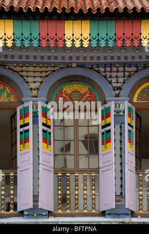 Multi-colorato o multicolore finestre verniciate e persiane, Tan Teng Niah Casa Cinese o Mansion, Little India, Singapore Foto Stock