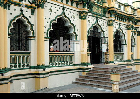 Abdul Gaffoor Mosque, o Masjid Abdul Gaffoor, (1907) stile indosaracenico con archi in stile orientale o arabo, Little India, Singapore Foto Stock