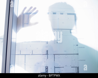 Silhouette di un uomo,stampe blu nella parte anteriore Foto Stock
