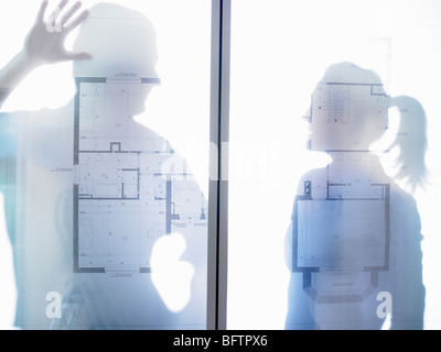 L uomo e la donna dietro le stampe blu Foto Stock