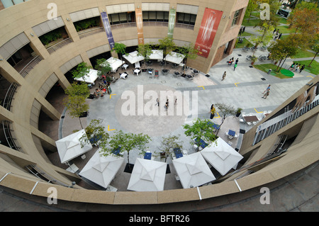 Caffetterie o ristoranti in Circular Courtyard of the Esplanade - Theatres on the Bay Cultural Complex, Theatre & Concert Hall, Singapore Foto Stock