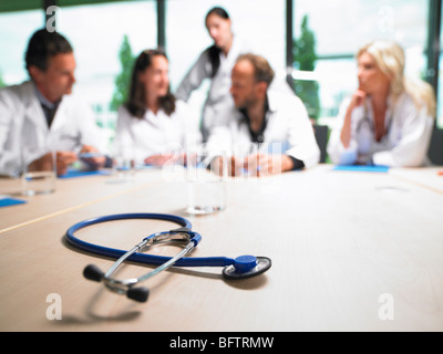 I medici intorno a un tavolo Foto Stock
