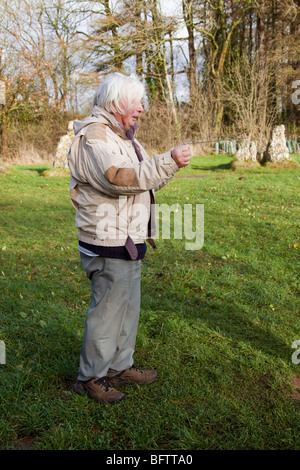 Serranda con L in metallo a forma di aste radioestesia esercitarsi in Rollright Stones, Warwickshire, Inghilterra. Foto Stock