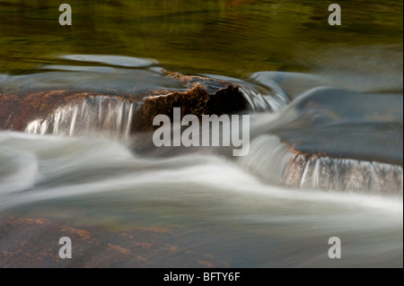 Cascata sul fiume Mahzenazing, Killarney, Ontario, Canada Foto Stock