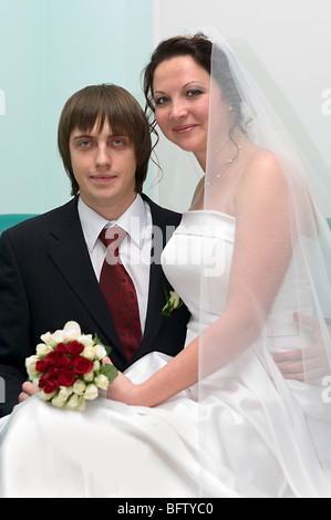 Lo sposo e la sposa sono seduto su un divano di close-up insieme Foto Stock