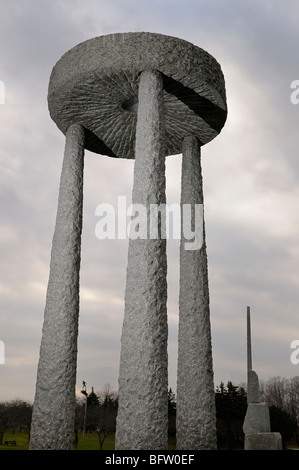 Sculture di granito e la mano di Dio in Park a Scarborough Civic Centre Toronto Foto Stock