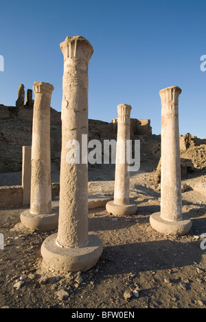 Le pareti del contenitore e pilastri in città esterna al tempio del faraone Ramesse III, Medinet Habu, West Bank, Luxor Egitto Foto Stock